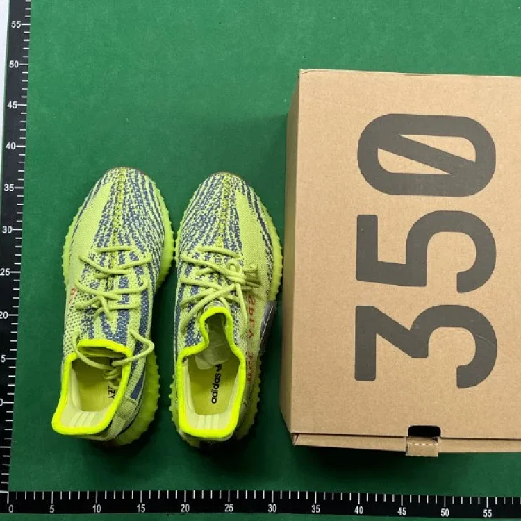 GD-YEEZY350 Sneakers