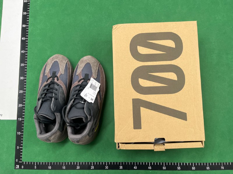 YEEZY700 Sneakers